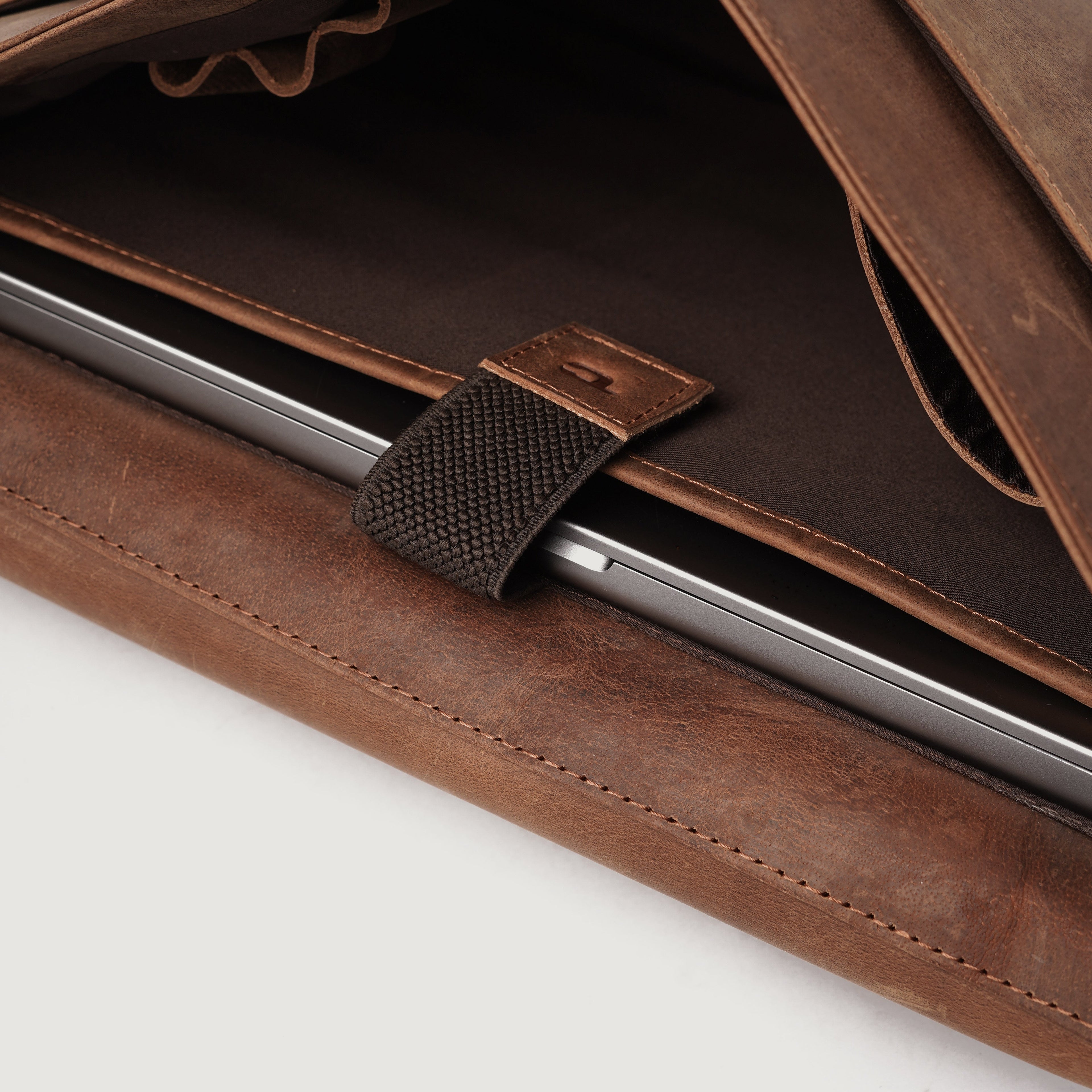 The Carismatico Vintage Tan Brown Leather Messenger Bag