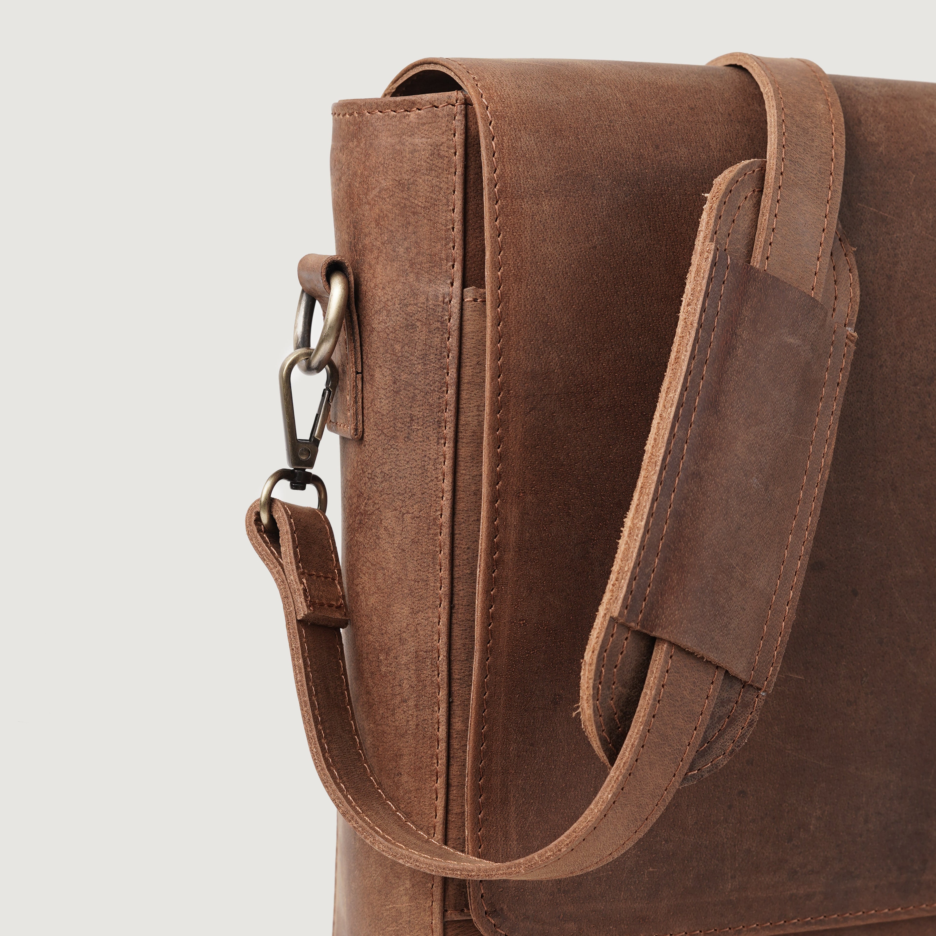 The Carismatico Vintage Tan Brown Leather Messenger Bag