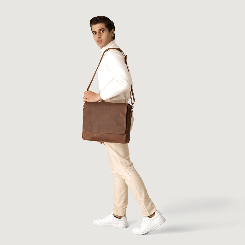 The Carismatico Vintage Tan Brown Leather Messenger Bag
